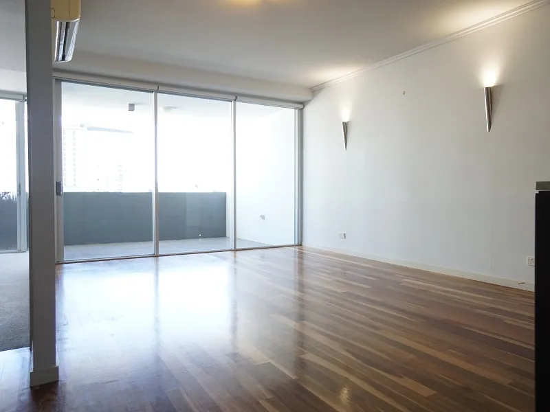 Unfurnished 1 bedroom apartment + a study in Hamilton