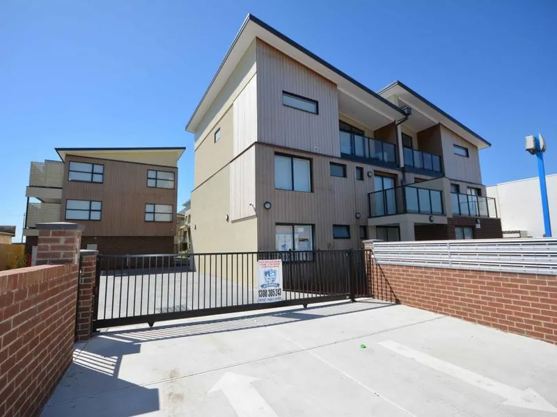 FRESHLY PAINTED LOW MAINTENANCE APARTMENT - HEART OF GLENROY!