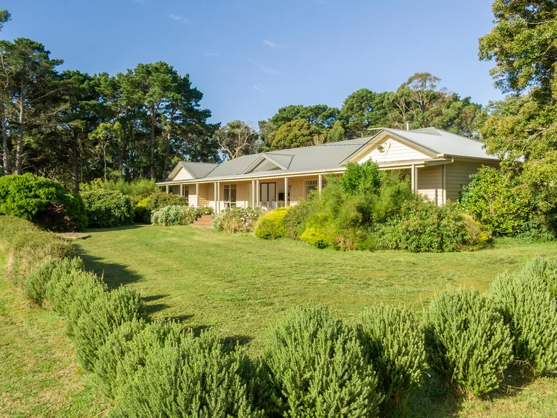 A sprawling 4/5 bedroom family residence, plus, a second spacious 2 bedroom managers home on this, the best of the best Main Ridge poultry property.