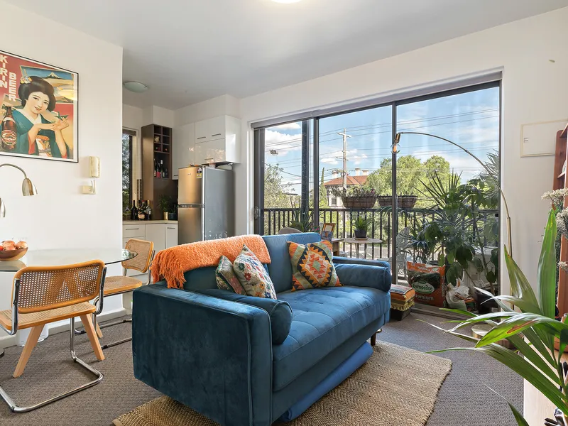 Refurbished one-bedroom apartment with balcony in a terrific tree-lined street