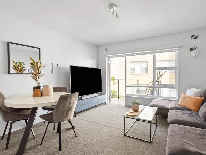 Bright beach pad on popular Eastern Hill