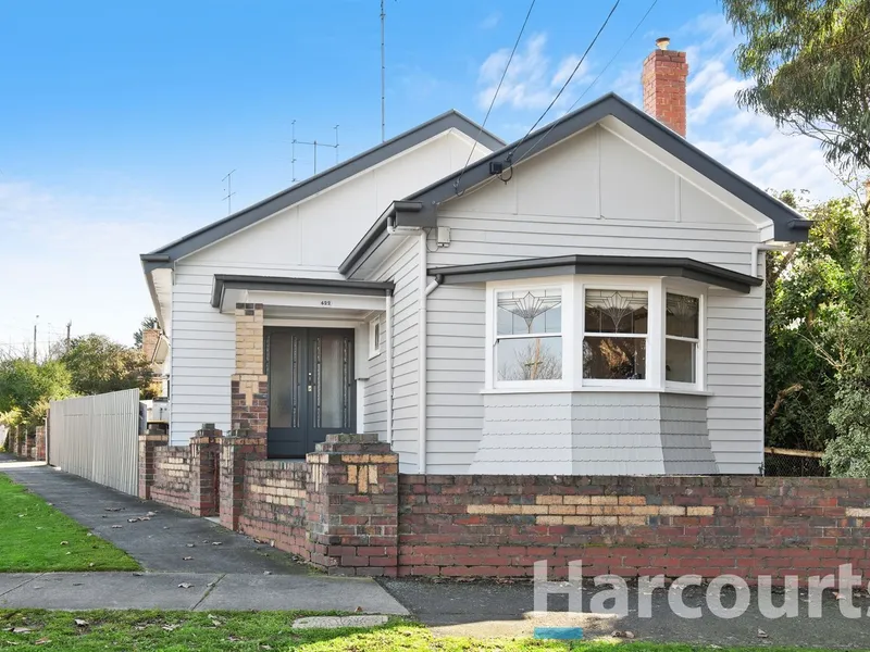 Beautiful Deco Features, Must Inspect to Appreciate