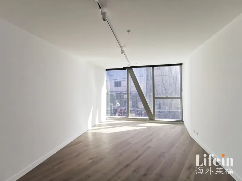 MORDERN 2 BEDROOM APARTMENT IN THE HEART OF MELBOURNE CBD