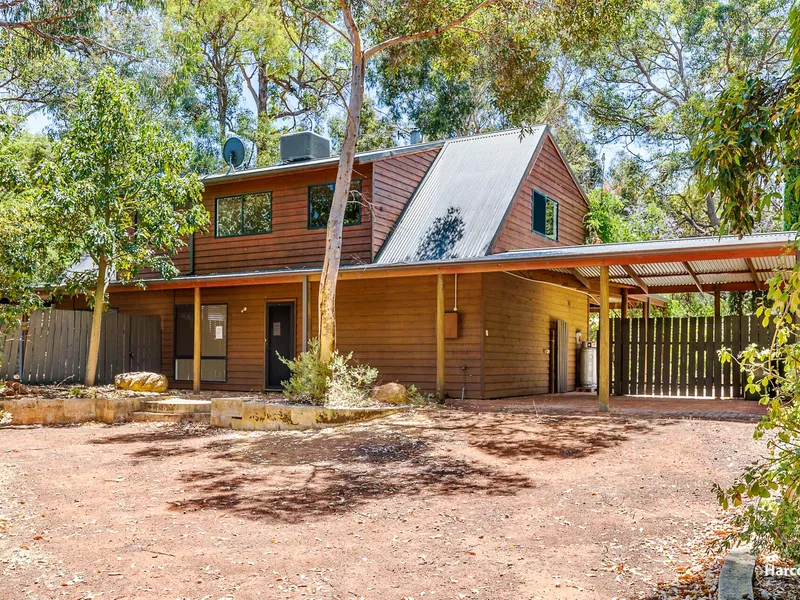 Two Storey Cedar Home with Useable land in Roleystone!!