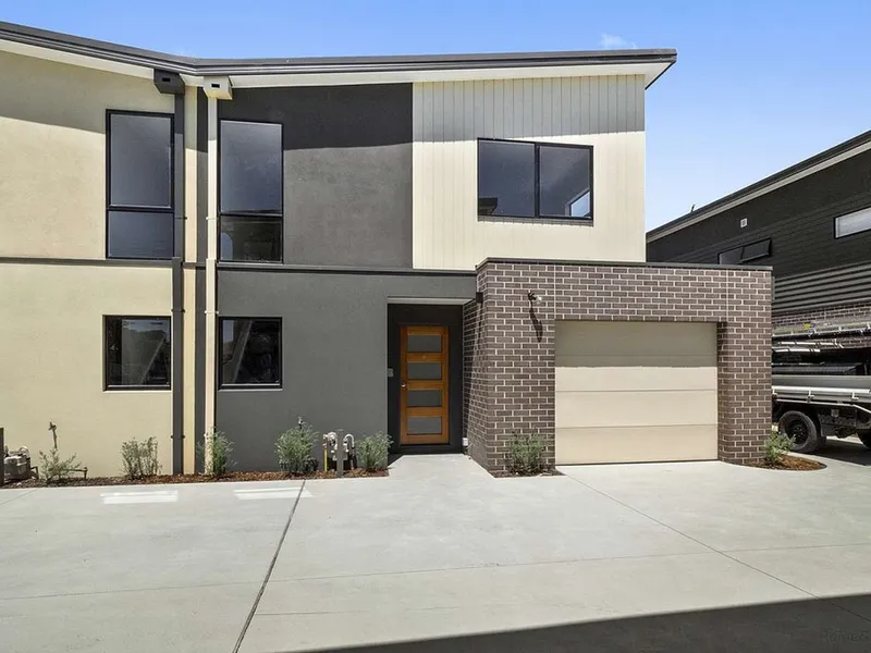 Like New Luxury Townhouse- Instant Return