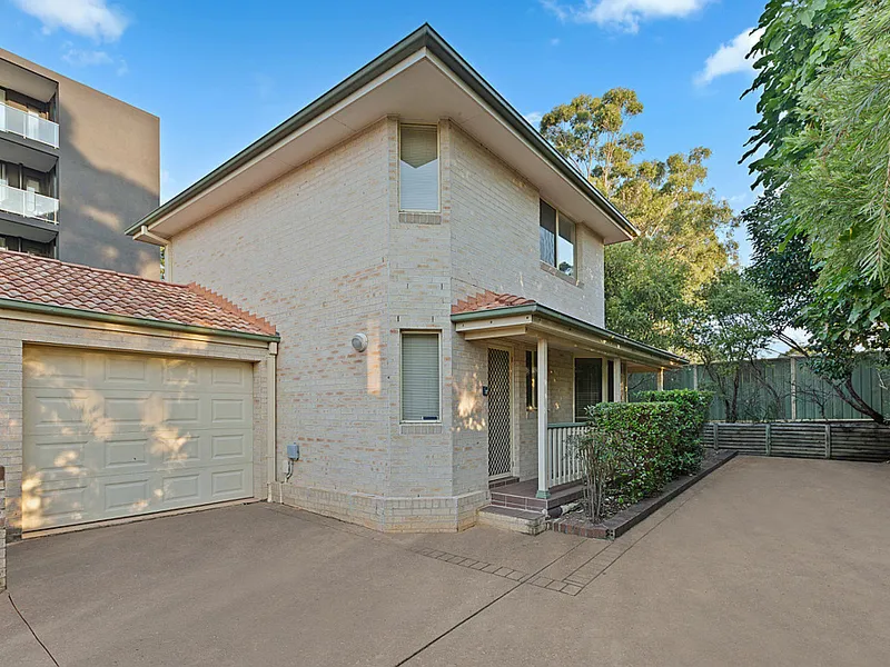 LOOK AT THIS TOWNHOUSE!