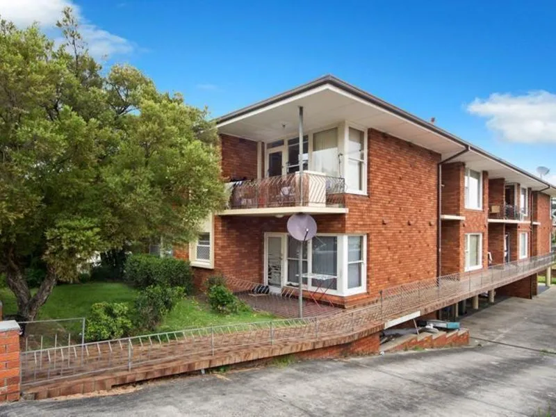 COMPLETELY RENOVATED, SPACIOUS UNIT