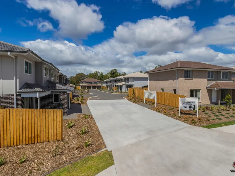 Quality Townhouse in Quiet Complex