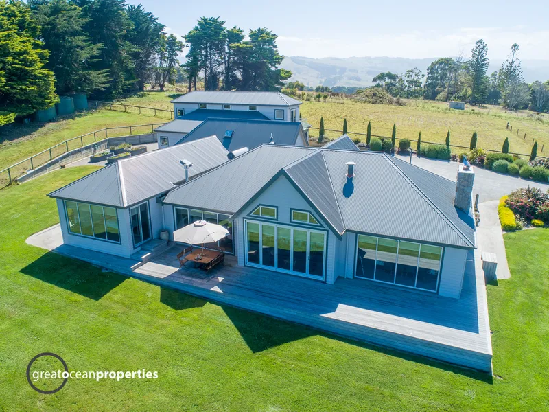 Luxurious 'Hampton's' home on small acreage with breath-taking ocean views