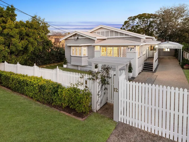 Picturesque family entertainer on Corinda Highside