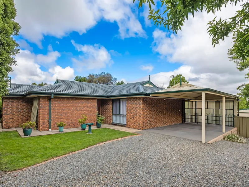 Immaculate family home with a spacious backyard!