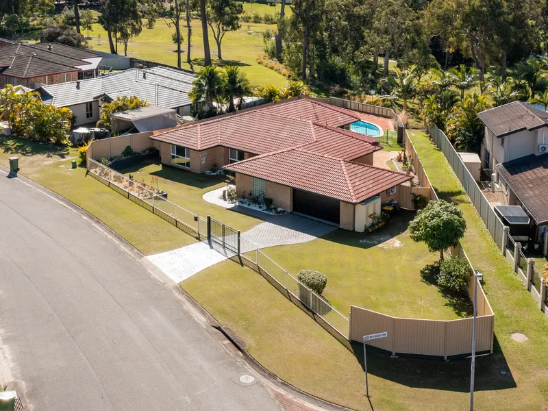 MASSIVE FAMILY HOUSE OVERLOOKING GOLF COURSE
