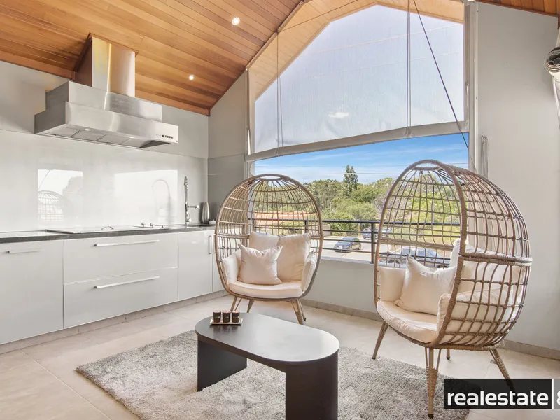 The stylish entertainer! 5 Bedrooms, large spaces and a perfect location