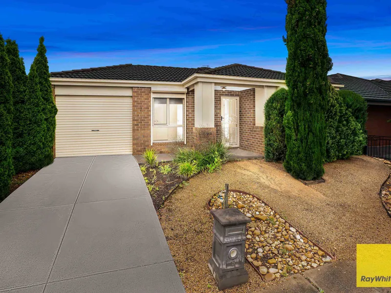 Walking Distance to Tarneit P - 9 College and Tarneit Gardens Shopping Centre!!!