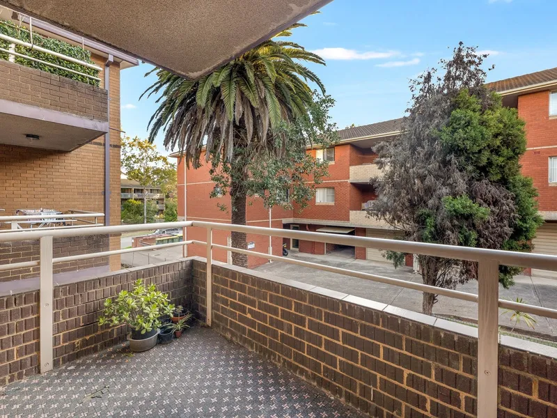 Large 1 Bedroom Unit - Investor's Delight or First Home Buyer Opportunity