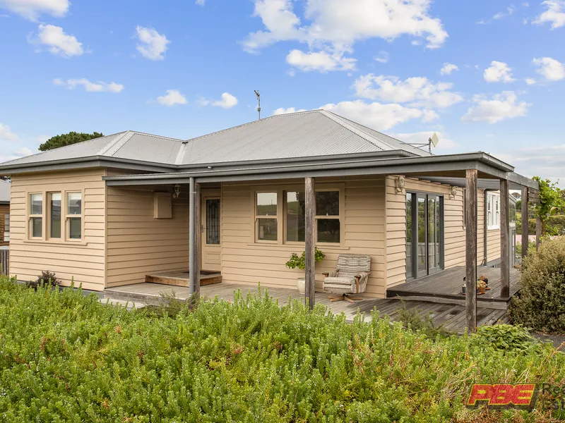 RELAXED COASTAL LIVING