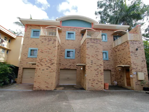 Spacious FURNISHED townhouse so close to University of Queensland!