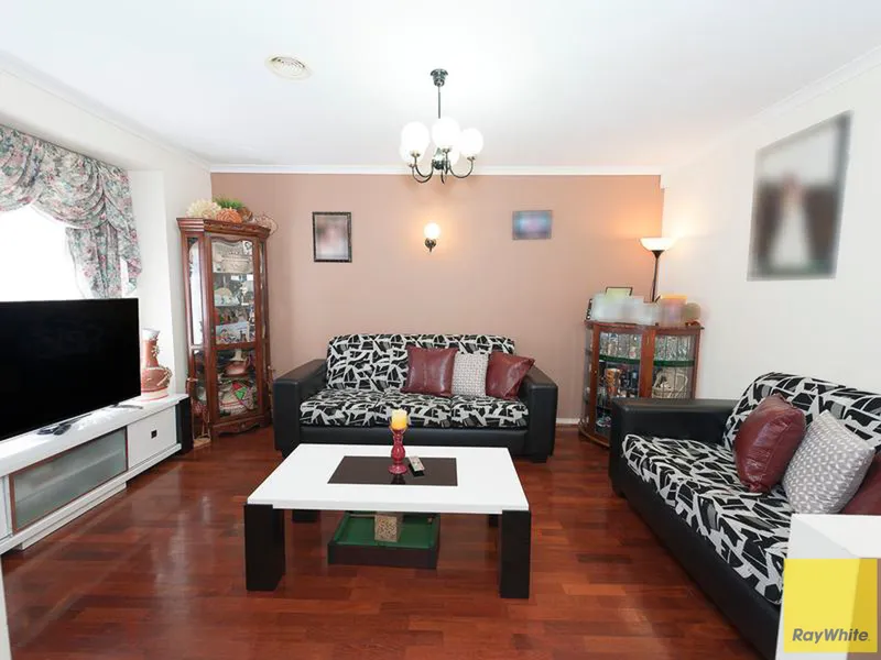 PERFECTLY POSITIONED AND BEAUTIFULLY PRESENTED!!! WALKING DISTANCE TO GOOD SAMARITAN PRIMARY SCHOOL..