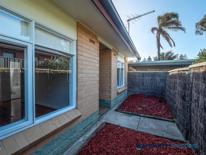 2 bedroom unit - walk to Henley Square & the beach