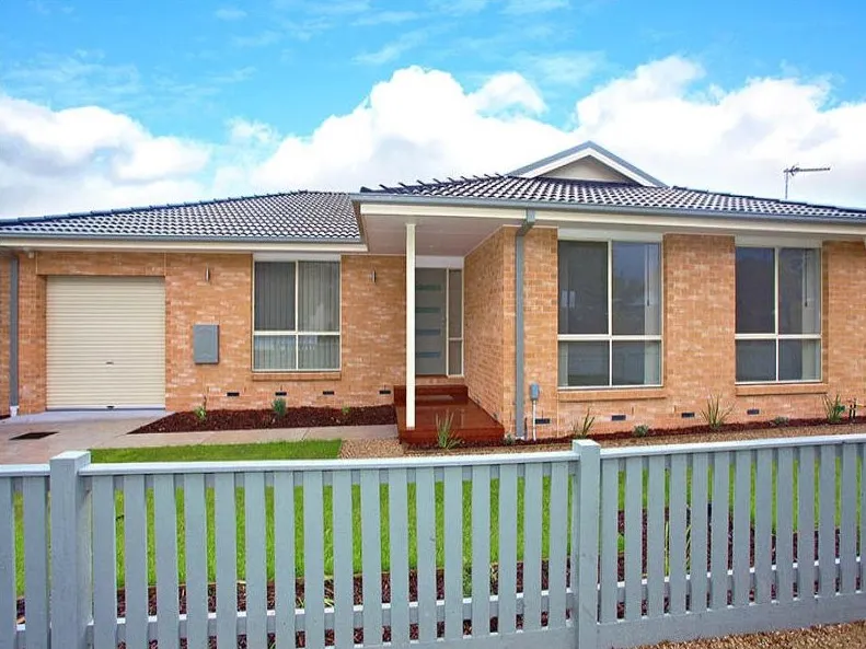 ***FHS Zone ~ 4 Bdrms ~ 2 Baths - LARGE Living / Lounge - Walk to Shops