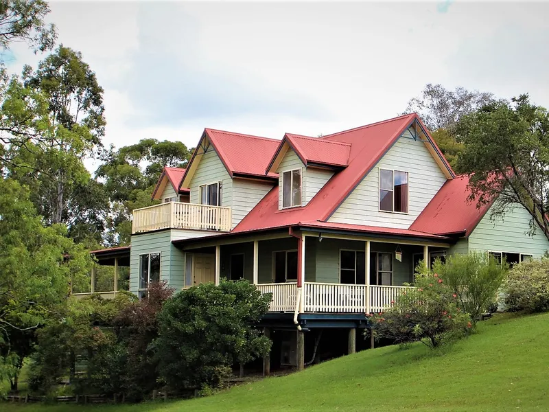 PREVIEW - HOME ON ACREAGE!!!