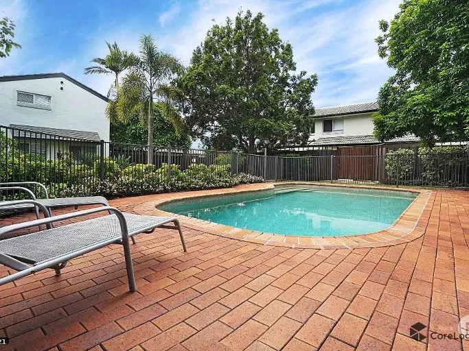 SPACIOUS AIR CONDITIONED TOWNHOUSE WITH A POOL!
