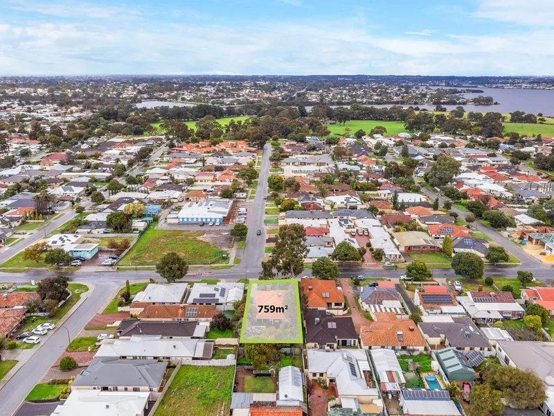Opportunity Awaits With This Triplex Potential Site!