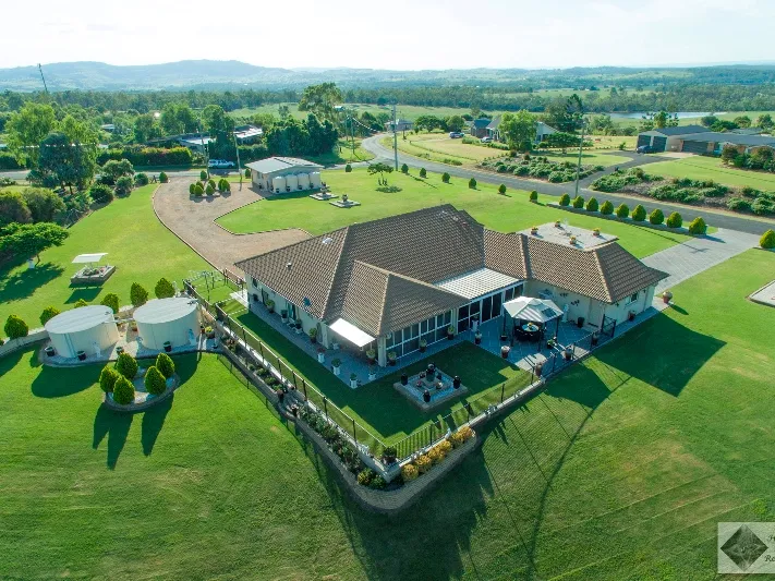 LARGE FAMILY HOME WITH THE WOW FACTOR