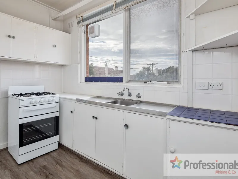 IDEALLY LOCATED 1 BEDROOM APARTMENT