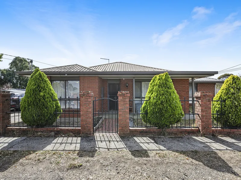 Fabulous Family Home With Huge Yard & Shedding
