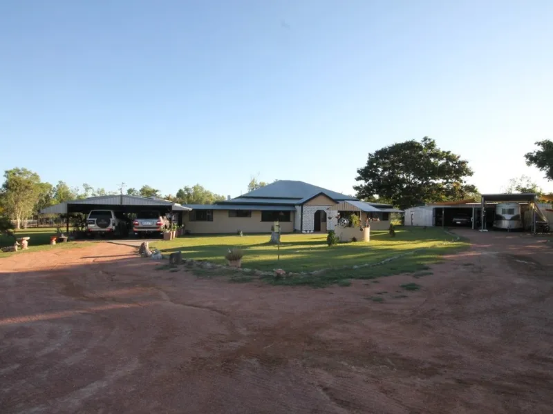 5 BED + 2 BATH + 2 KITCHENS + 2 LOUNGES + SHEDS + 4.99 ACRES + DAM
