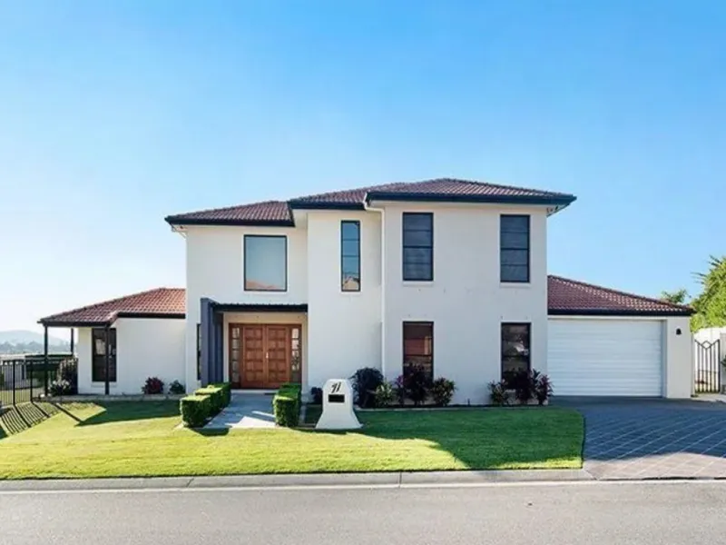 SPACIOUS LUXURY FAMILY HOME IN PERFECT LOACTION !!!!