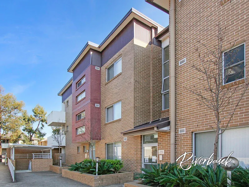 Sophisticated Apartment on Lake's Edge