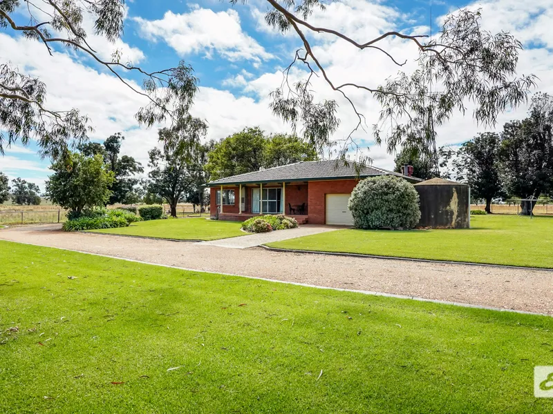 Rural Lifestyle Property only 10 minutes from bustling regional centre of Dubbo. [ 42.66 ha* | 105.4 ac*]