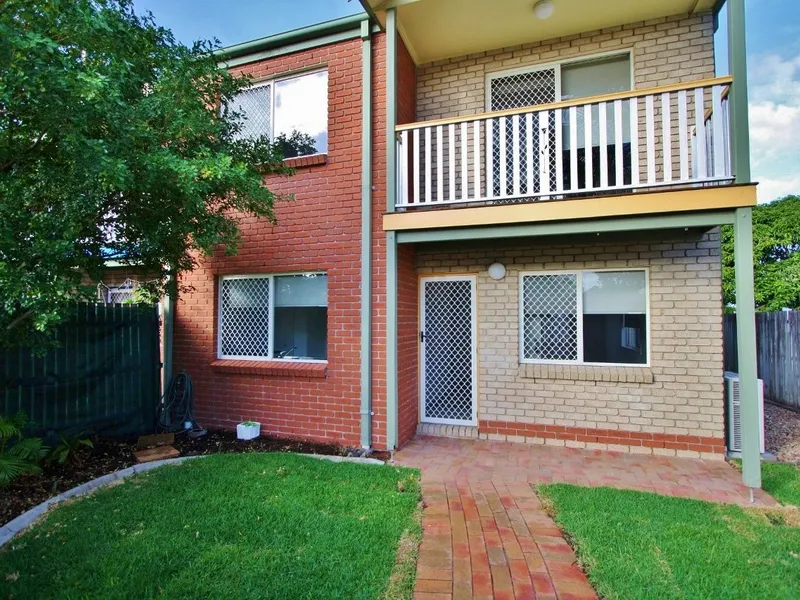 Contemporary 3 Bedroom Townhouse, Situated in Holland Park