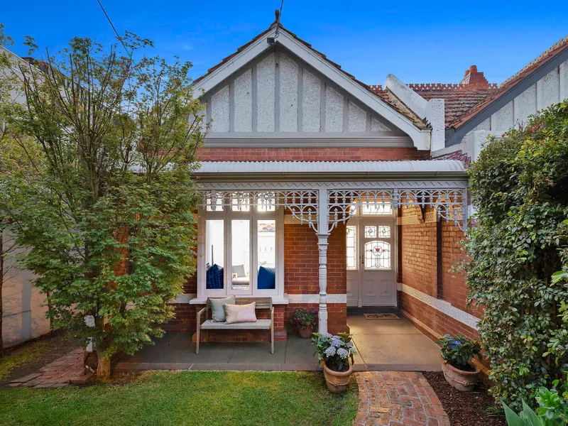 Edwardian Elegance In Coveted Lifestyle Location!
