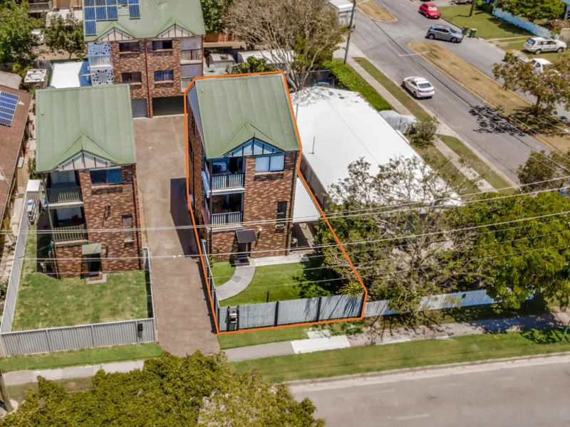 SENSATIONAL VALUE PROPERTY TUCKED BETWEEN HIGHLY-SOUGHT 