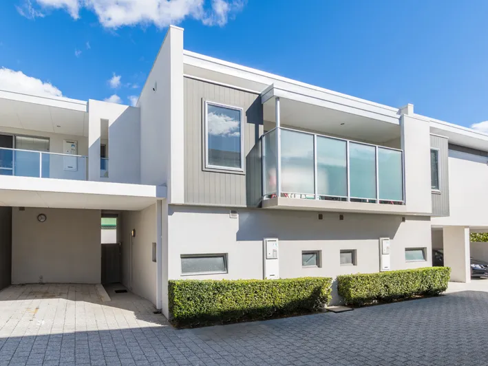 FULLY FURNISHED TOWNHOUSE CLOSE TO BEACH