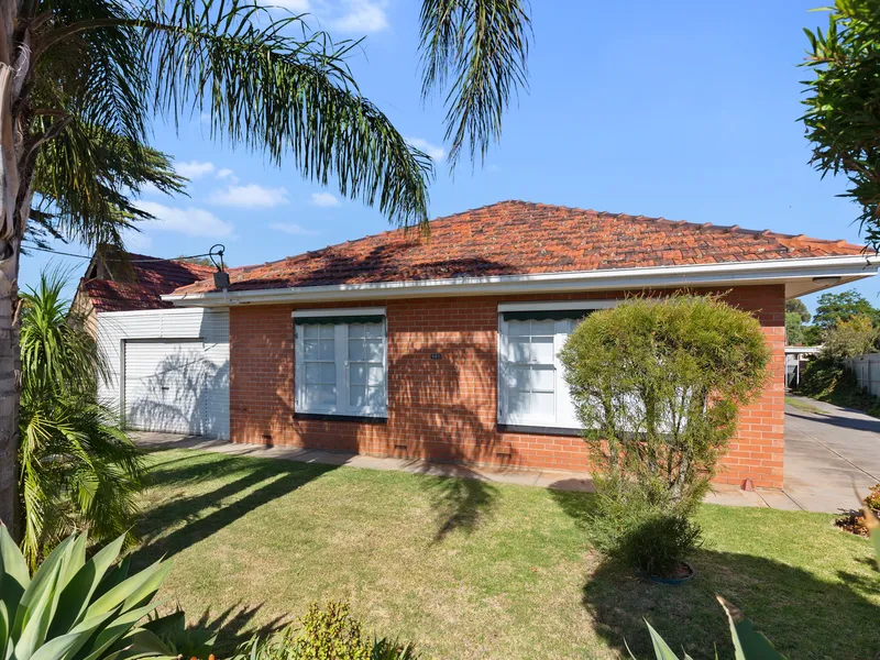 A REAL SURPRISE PACKET IN POPULAR SUBURB. SMALL GROUP OF 3 . GREAT INVESTMENT OR SUIT FIRST HOME BUYER.