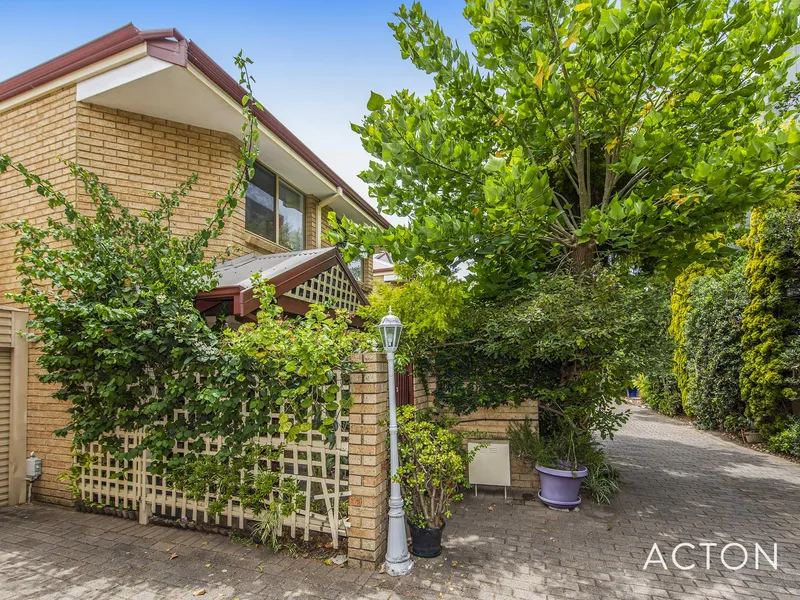 TRENDY TOWNHOUSE IN FANTASTIC LOCATION