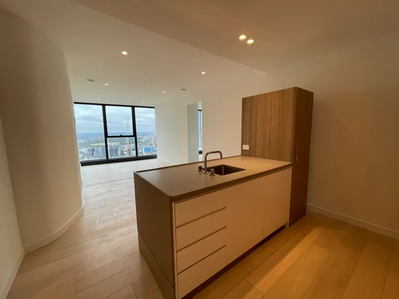 Brand New 2 Bed 2Bath Apartment at 48/F with Spectacular View in the Best location of Melbourne CBD