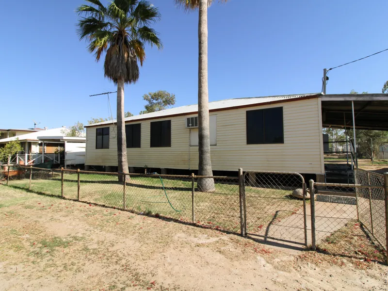 HOUSE AND LAND WITH STABLE IN THE YARD!