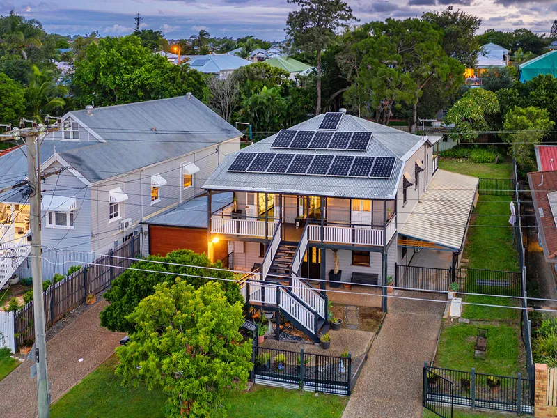 Double block Queenslander with dual living and options!