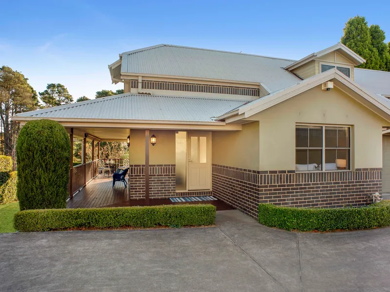 BEAUTIFUL TOWNHOUSE, VILLAGE LOCATION