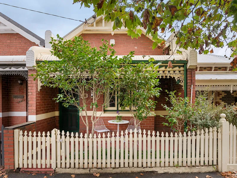 Period Presence in a Leafy Inner-City Locale