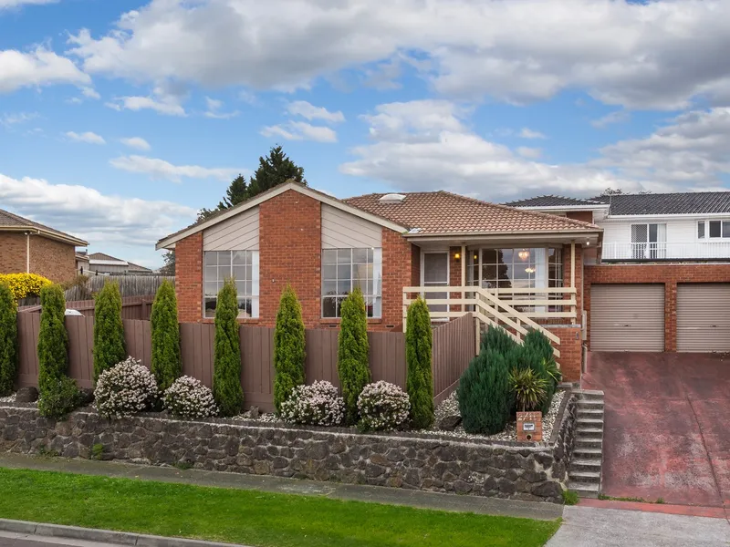 MODERN SUPER SIZED RESIDENCE WITH AMAZING VIEWS