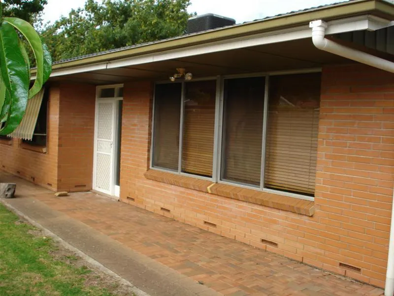 4 BEDROOM 2 BATHROOM HOME WITH TIMBER KITCHEN