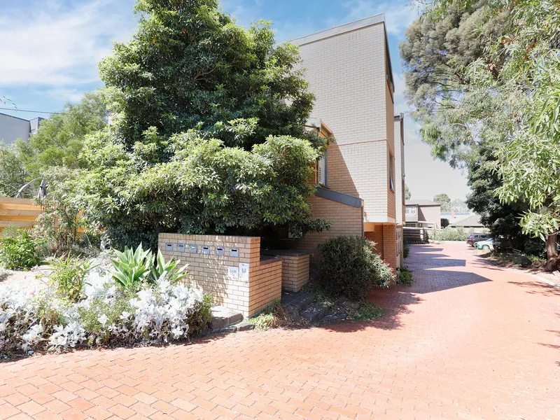 Tri level townhouse located within a short stroll to Ivanhoe shopping strip