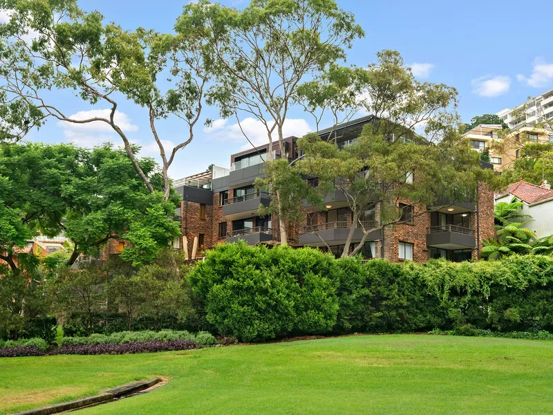 A generous three bed split level apartment offering relaxing views across Forsyth Park towards the Harbour Bridge