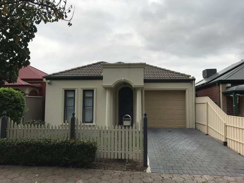 DELIGHTFUL FAMILY HOME - OPPOSITE PARK!